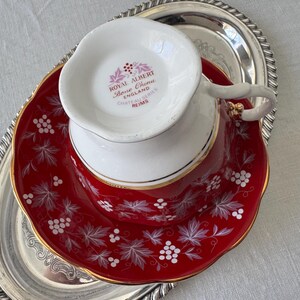Royal Albert “Reims” Teacup & Saucer – Chateau Series – Ruby Red, Grape Motif immagine 2