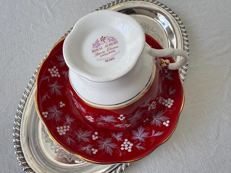 Royal Albert “Reims” Teacup & Saucer – Chateau Series – Ruby Red, Grape Motif immagine 2