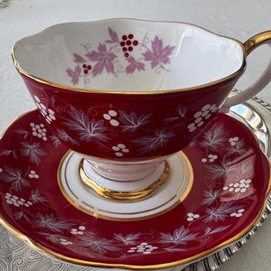 Royal Albert “Reims” Teacup & Saucer – Chateau Series – Ruby Red, Grape Motif immagine 7