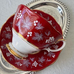 Royal Albert “Reims” Teacup & Saucer – Chateau Series – Ruby Red, Grape Motif immagine 3