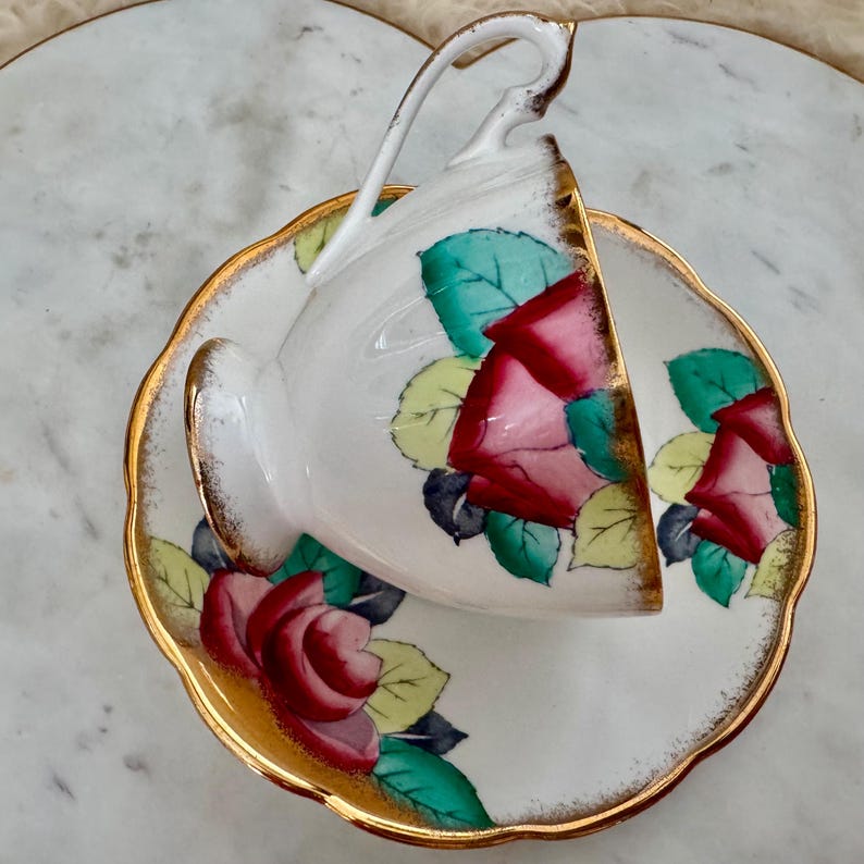Vintage Queen Anne Bone China Teacup & Saucer – Hand-Painted Roses with Gold Rim bild 7