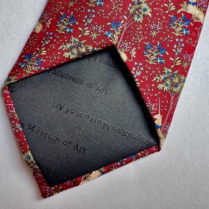 Corbata de seda con diseño de unicornio en un jardín de The Met Store – Corbata de arte del Museo de Tapices Medievales – 100% seda imagen 9