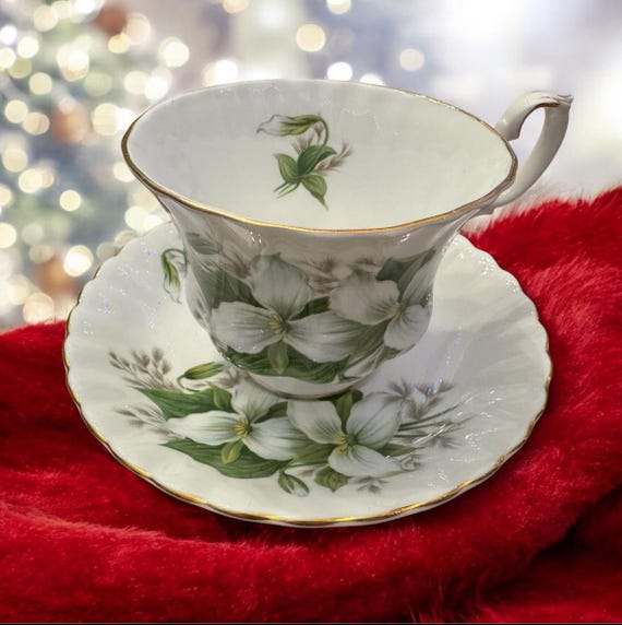 Vintage Royal Albert Trillium Bell-Shaped Tea Cup and Saucer Set - Elegant Fine Bone China
