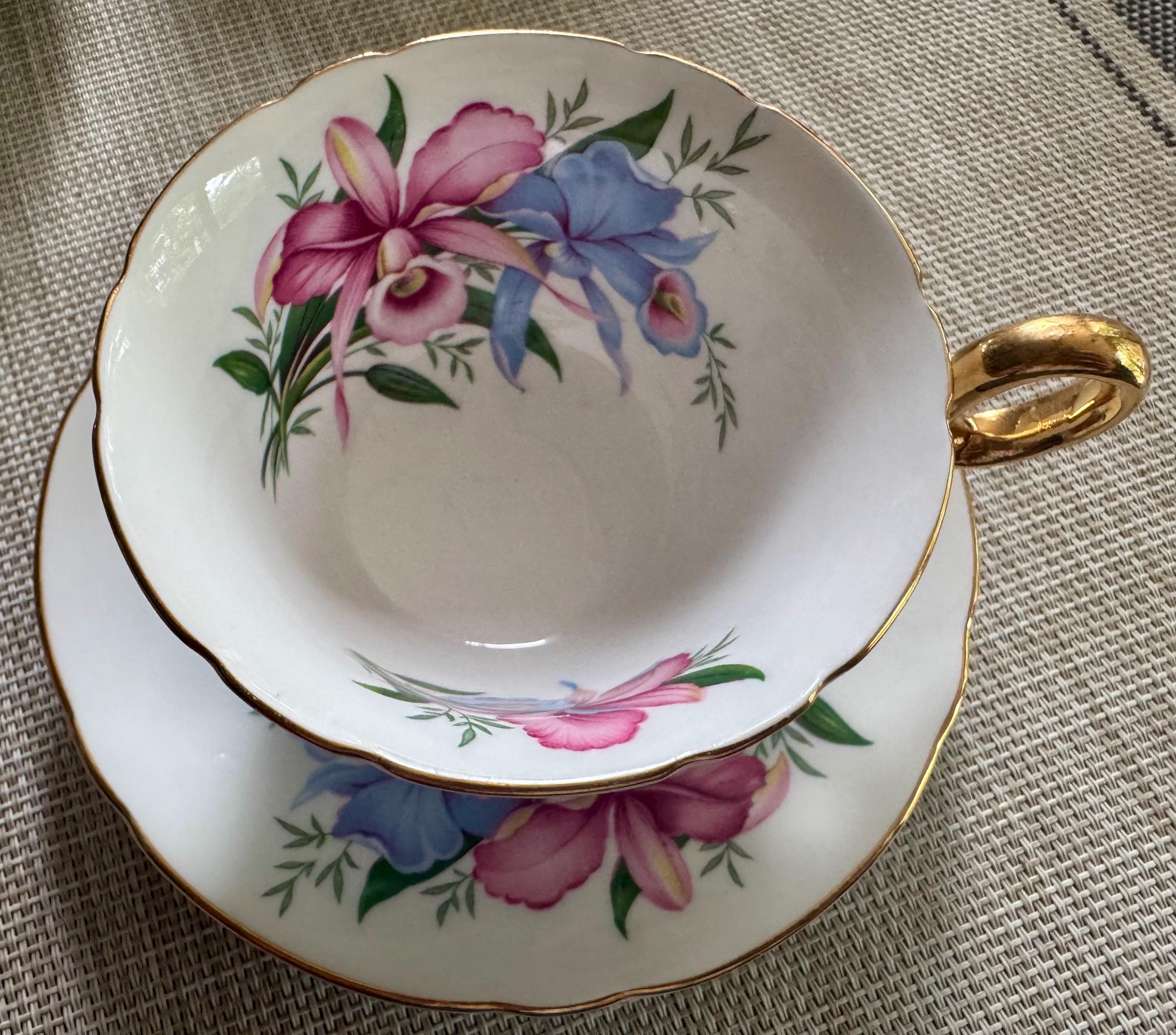 Rare Shelley England Teacup & Saucer – Pattern T2384 – Warwick Shape – Gold Trim – 1945–1966