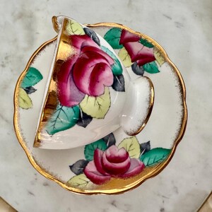Vintage Queen Anne Bone China Teacup & Saucer – Hand-Painted Roses with Gold Rim bild 5