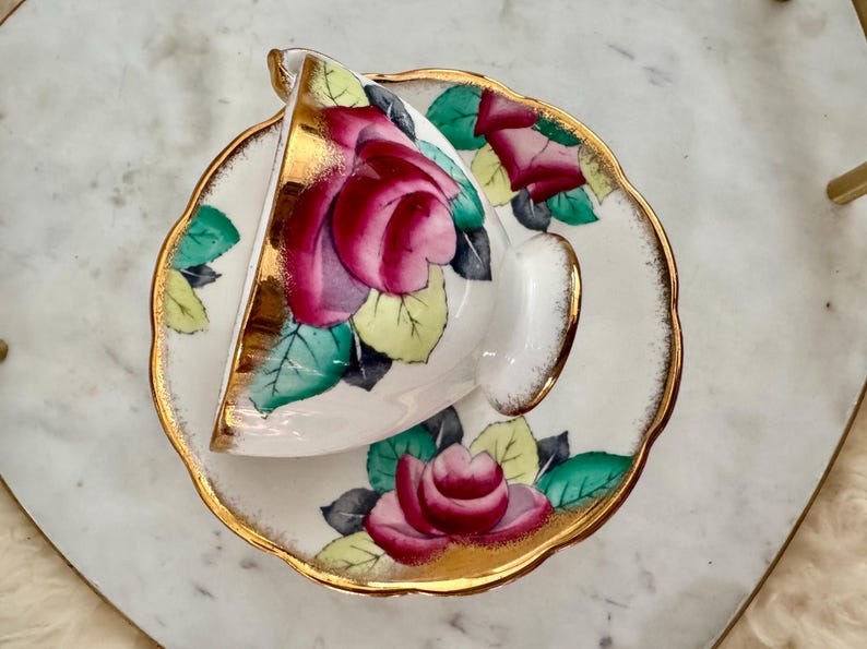 Vintage Queen Anne Bone China Teacup & Saucer – Hand-Painted Roses with Gold Rim bild 5