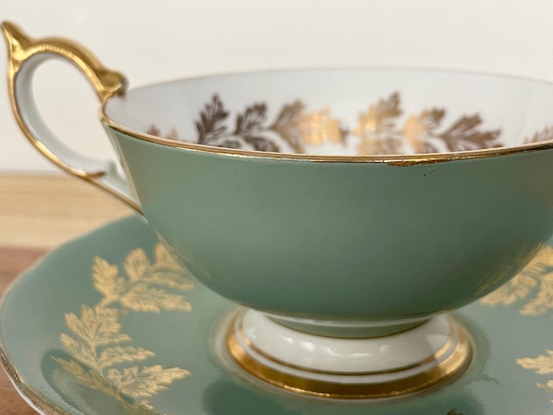 Vintage Aynsley Bone China Cup & Saucer – Pattern 14226 – Sage Green with Gold Leaf – England bild 1