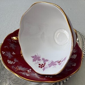 Royal Albert “Reims” Teacup & Saucer – Chateau Series – Ruby Red, Grape Motif immagine 5