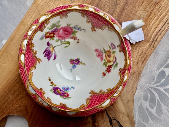 Vintage Aynsley Teacup & Saucer – Pattern B971 – Pink Scale Border Floral Interior – Made in England