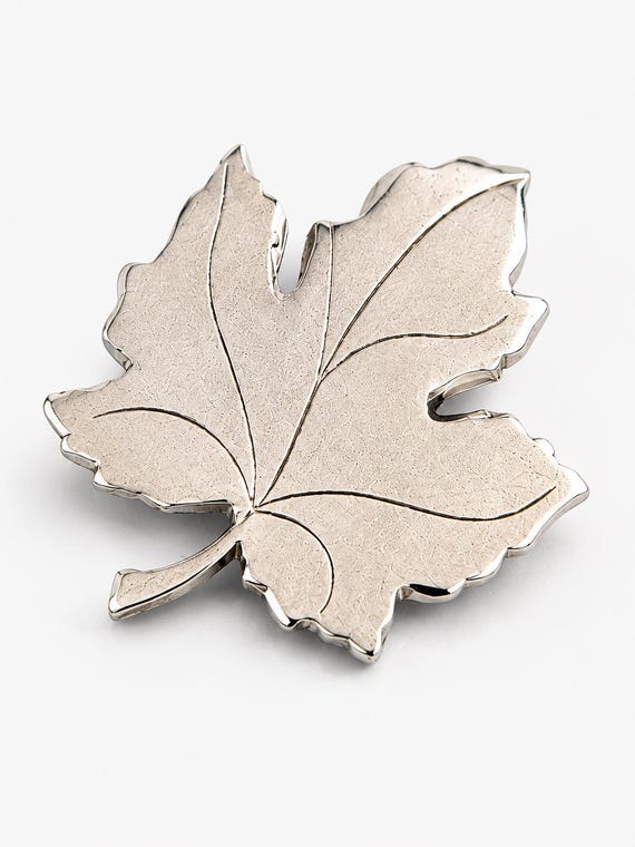 Vintage Silver-Tone Maple Leaf Brooch Pin – Minimalist Autumn Fashion Jewelry – Canadian Leaf Design