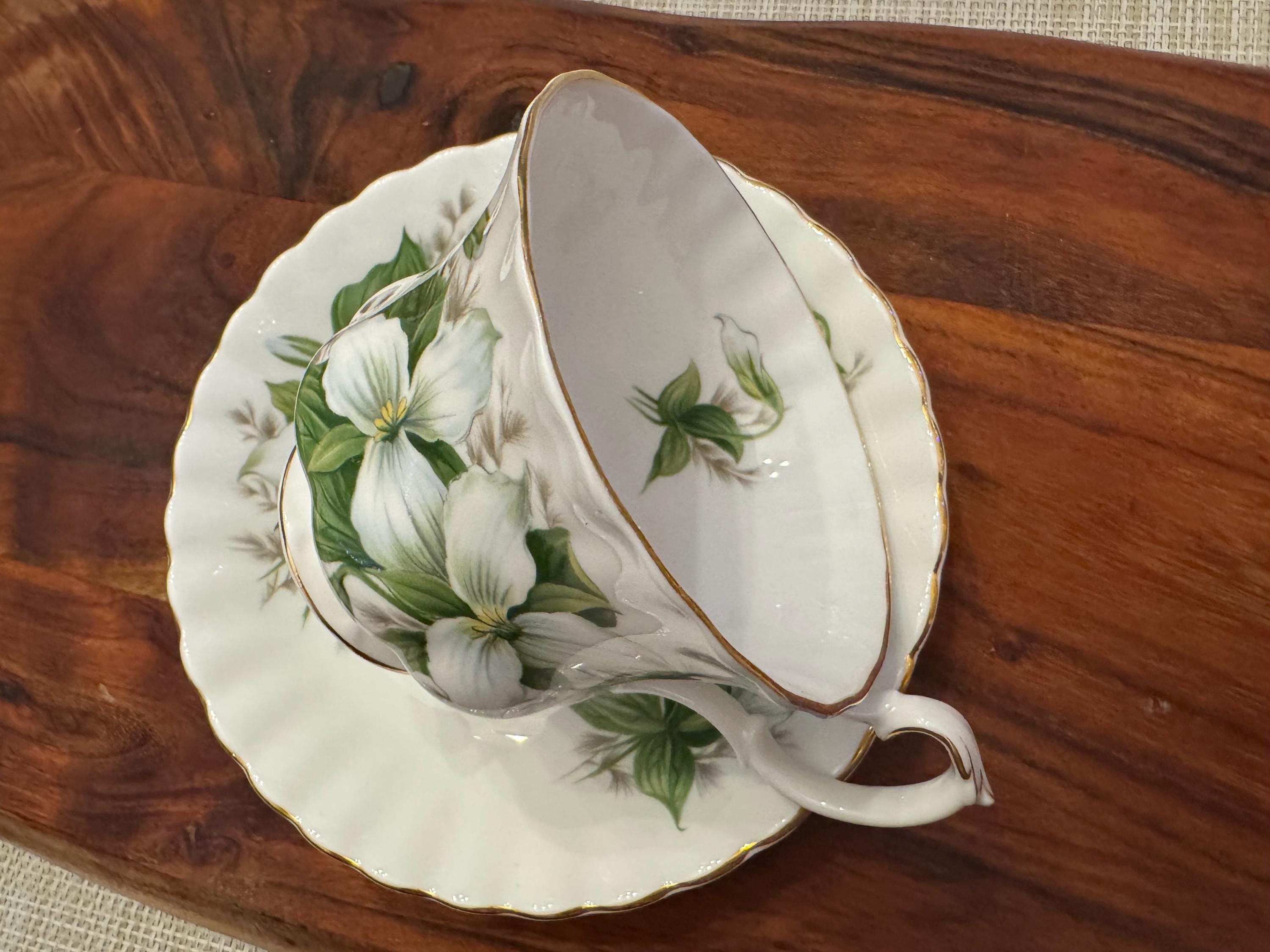 Vintage Royal Albert Trillium Bell-Shaped Tea Cup and Saucer Set - Elegant Fine Bone China