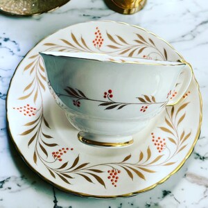 Pu&ograve; includere: Servizio da t&egrave; bianco con finiture dorate e un design botanico con foglie marroni e bacche rosse. La tazza poggia sul piattino abbinato, creando un look classico ed elegante. Perfetto per servire t&egrave; o caff&egrave;.