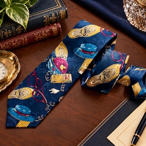 Pu&ograve; includere: Una cravatta blu scuro con un motivo ripetuto di scarpe color oro, cappelli blu con fasce rosse, occhiali rosa e piccoli oggetti dorati. Il tessuto presenta una finitura liscia e satinata con una lucentezza visibile sulla superficie.