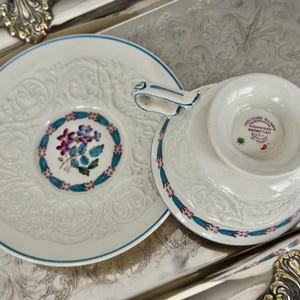 Vintage Wedgwood Patrician “Morning Glory” Embossed Teacup & Saucer – Made in England bild 8