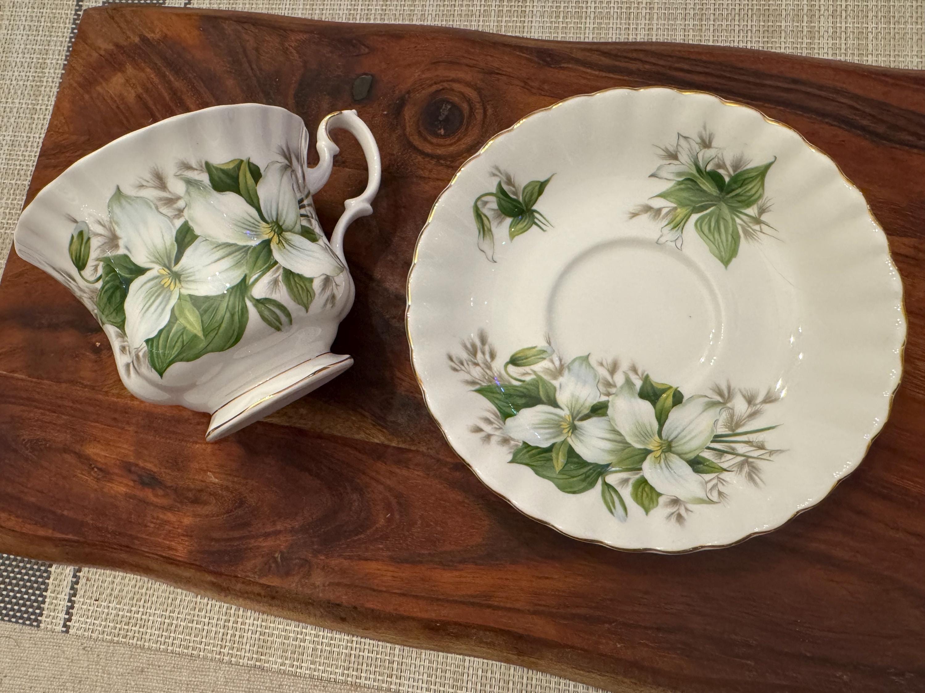 Vintage Royal Albert Trillium Bell-Shaped Tea Cup and Saucer Set - Elegant Fine Bone China