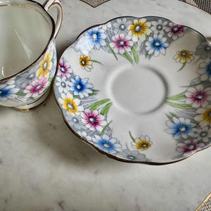 Royal Albert Bone China Teacup & Saucer – “Maryland” 1724 – England – Colorful Daisies bild 8