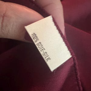 Vintage vinröd sidennäsduk / halsduk – 100 % siden – Tillverkad i Italien bild 2