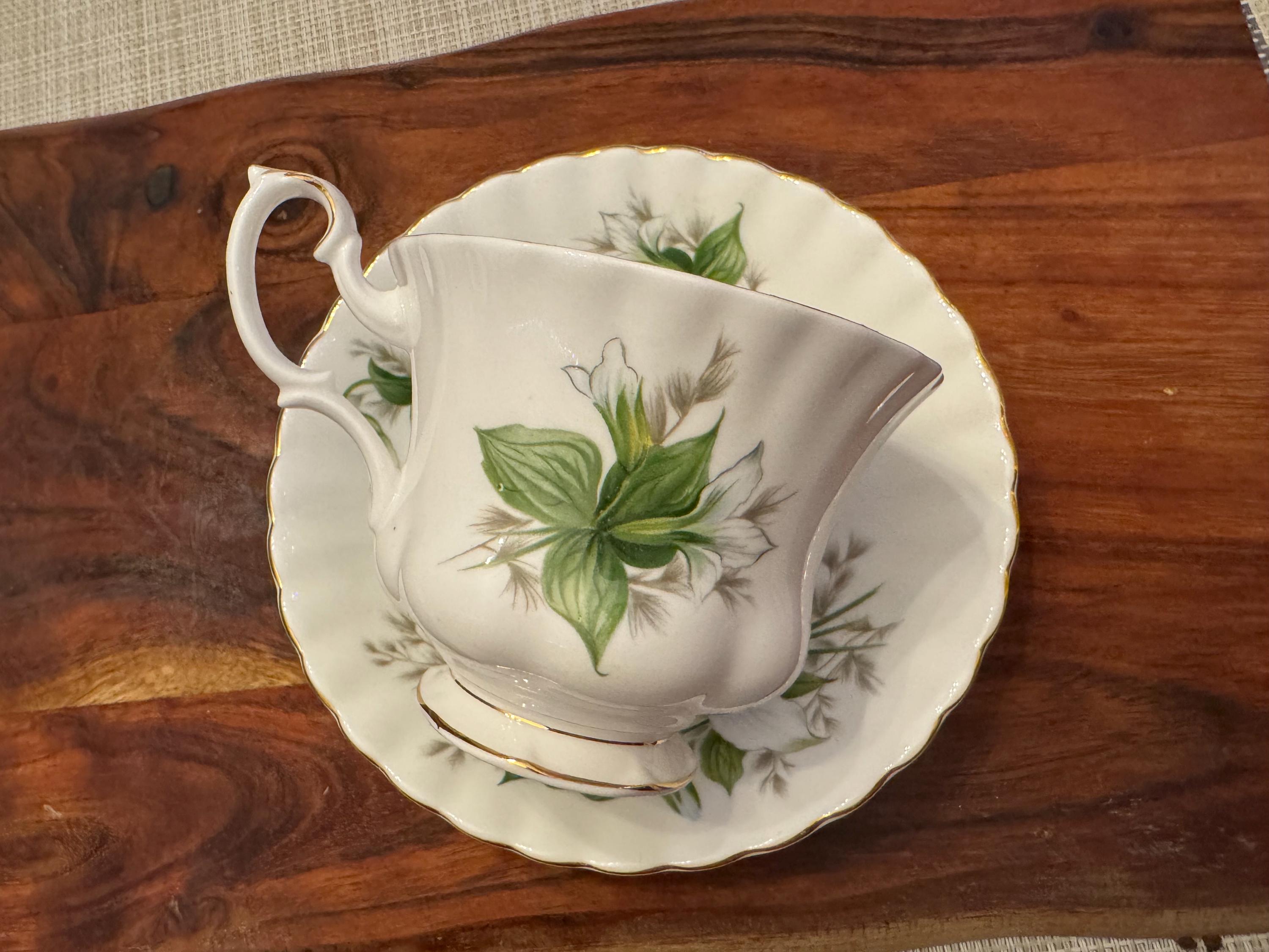 Vintage Royal Albert Trillium Bell-Shaped Tea Cup and Saucer Set - Elegant Fine Bone China