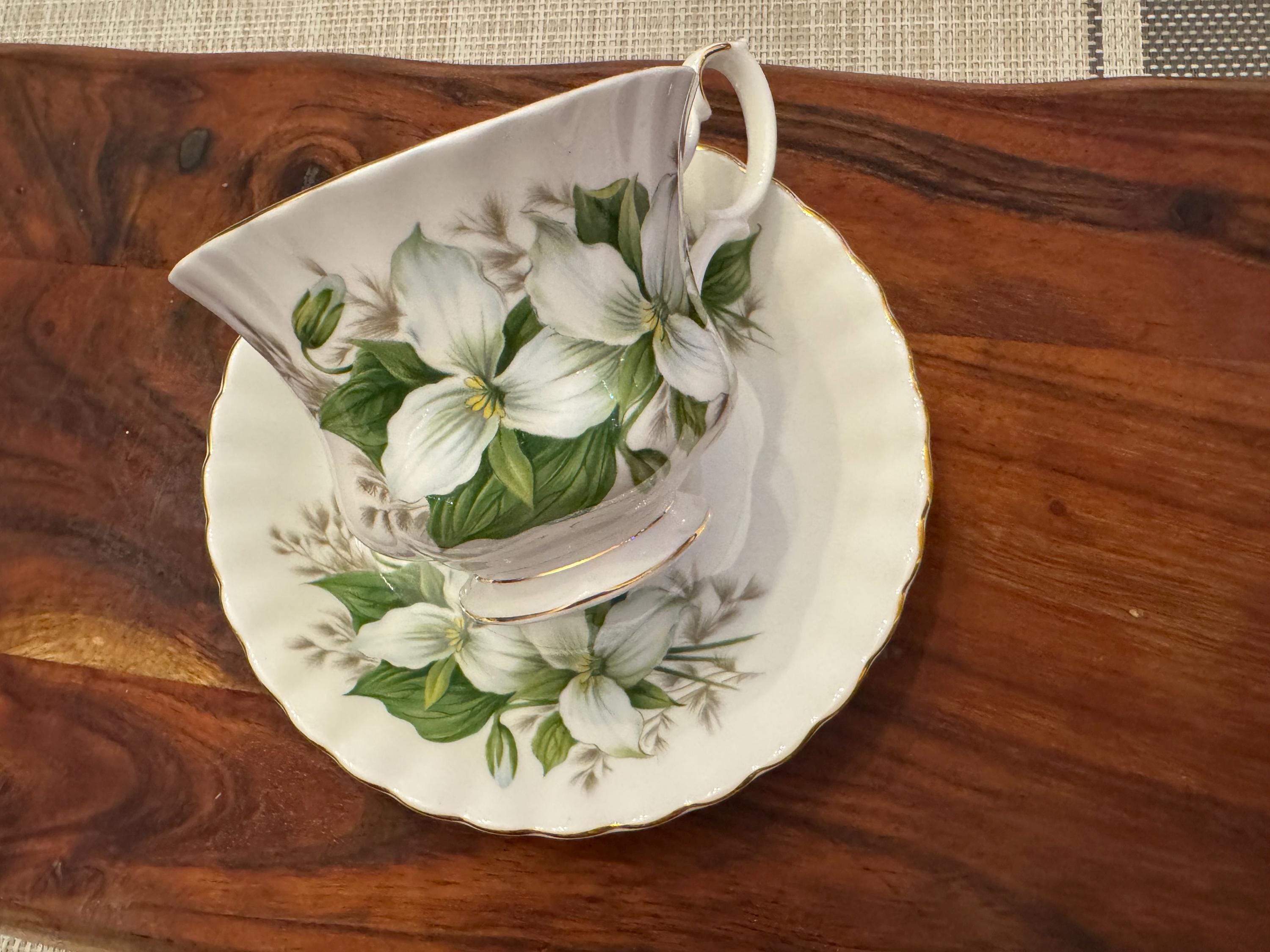 Vintage Royal Albert Trillium Bell-Shaped Tea Cup and Saucer Set - Elegant Fine Bone China