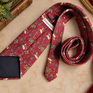 Corbata de seda con diseño de unicornio en un jardín de The Met Store – Corbata de arte del Museo de Tapices Medievales – 100% seda imagen 2