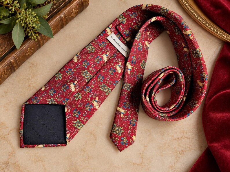 Corbata de seda con diseño de unicornio en un jardín de The Met Store – Corbata de arte del Museo de Tapices Medievales – 100% seda imagen 2