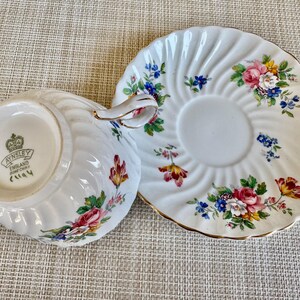 Taza de té y platillo vintage Aynsley – Ramo floral estilo cottage garden – Forma de espiral acanalada – Hecho en Inglaterra imagen 9