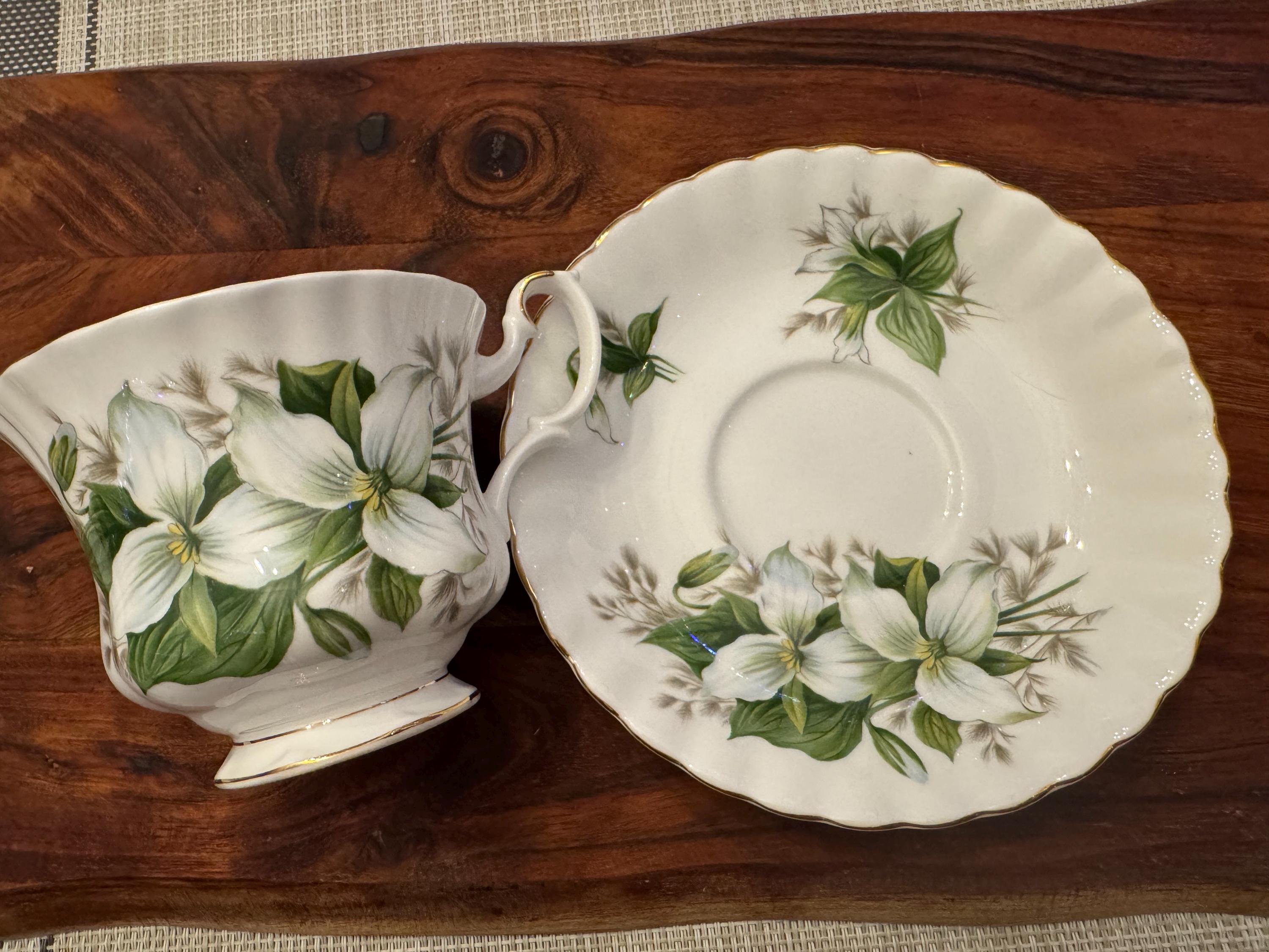 Vintage Royal Albert Trillium Bell-Shaped Tea Cup and Saucer Set - Elegant Fine Bone China