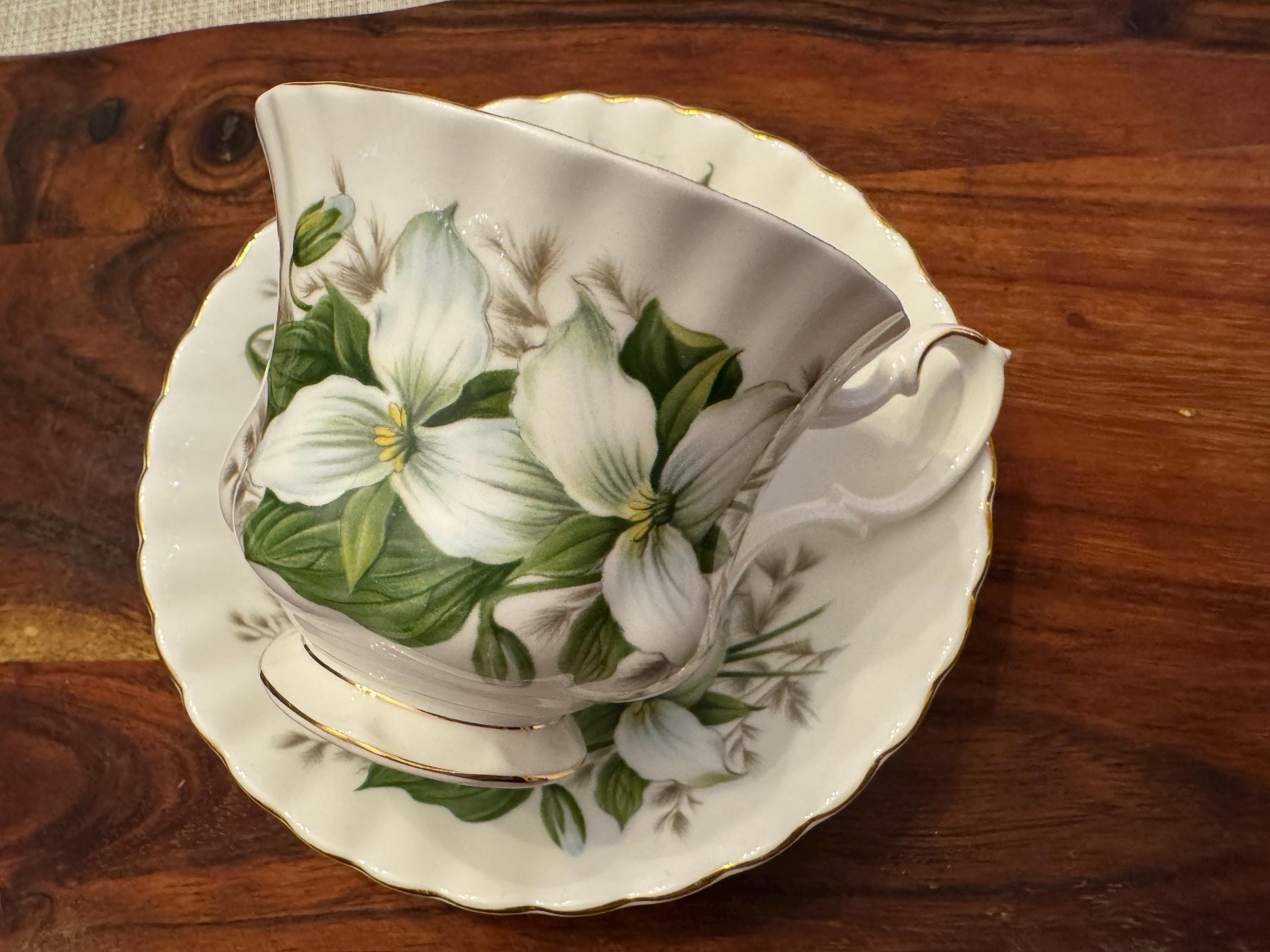 Vintage Royal Albert Trillium Bell-Shaped Tea Cup and Saucer Set - Elegant Fine Bone China