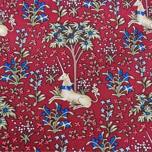 Corbata de seda con diseño de unicornio en un jardín de The Met Store – Corbata de arte del Museo de Tapices Medievales – 100% seda imagen 3