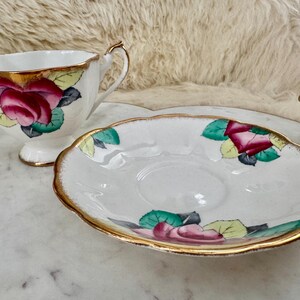 Vintage Queen Anne Bone China Teacup & Saucer – Hand-Painted Roses with Gold Rim bild 8