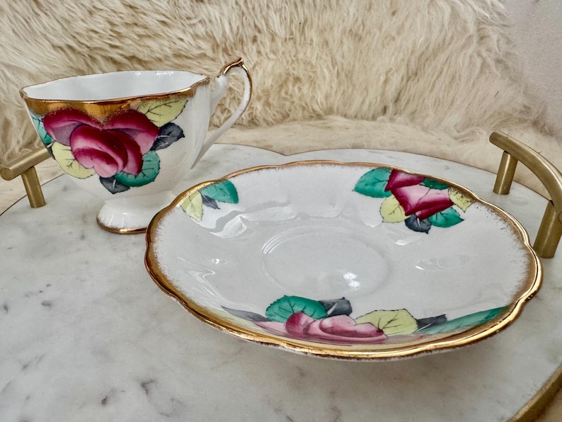 Vintage Queen Anne Bone China Teacup & Saucer – Hand-Painted Roses with Gold Rim bild 8
