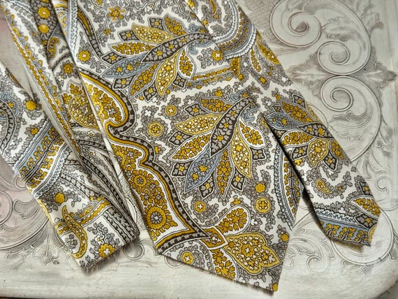 Vintage Banana Republic Silk Paisley Necktie Scarf – Cream Gold Brown Floral USA Made