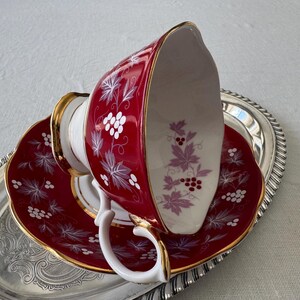 Royal Albert “Reims” Teacup & Saucer – Chateau Series – Ruby Red, Grape Motif immagine 4