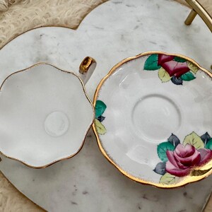 Vintage Queen Anne Bone China Teacup & Saucer – Hand-Painted Roses with Gold Rim bild 3