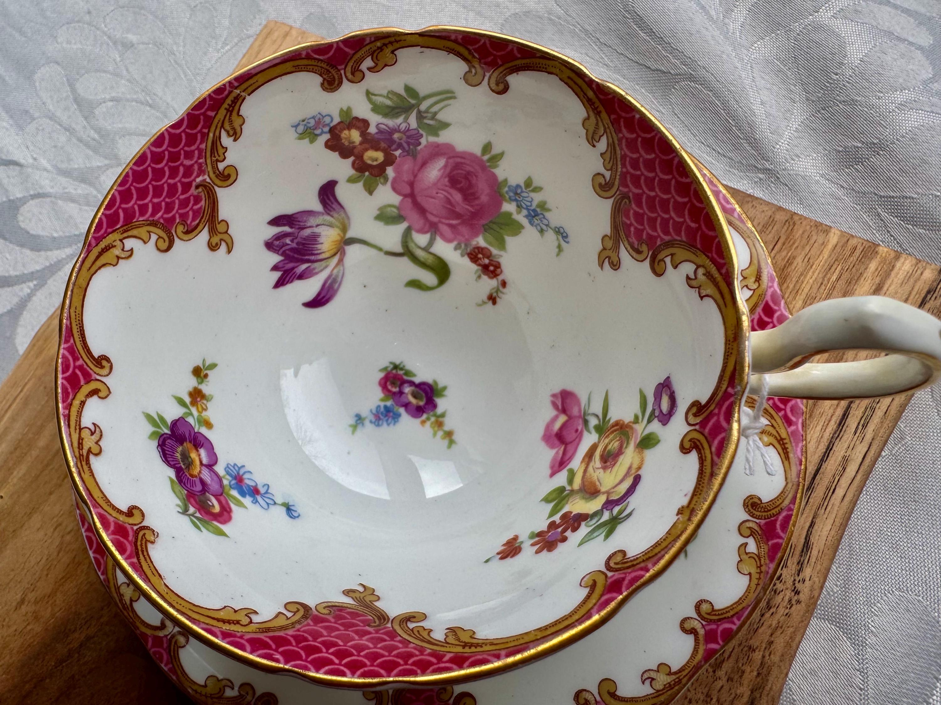 Vintage Aynsley Teacup & Saucer – Pattern B971 – Pink Scale Border Floral Interior – Made in England