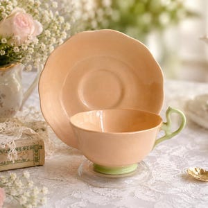 Taza y platillo vintage Royal Albert “Pastella” – Porcelana fina color verde melocotón – Hecho en Inglaterra