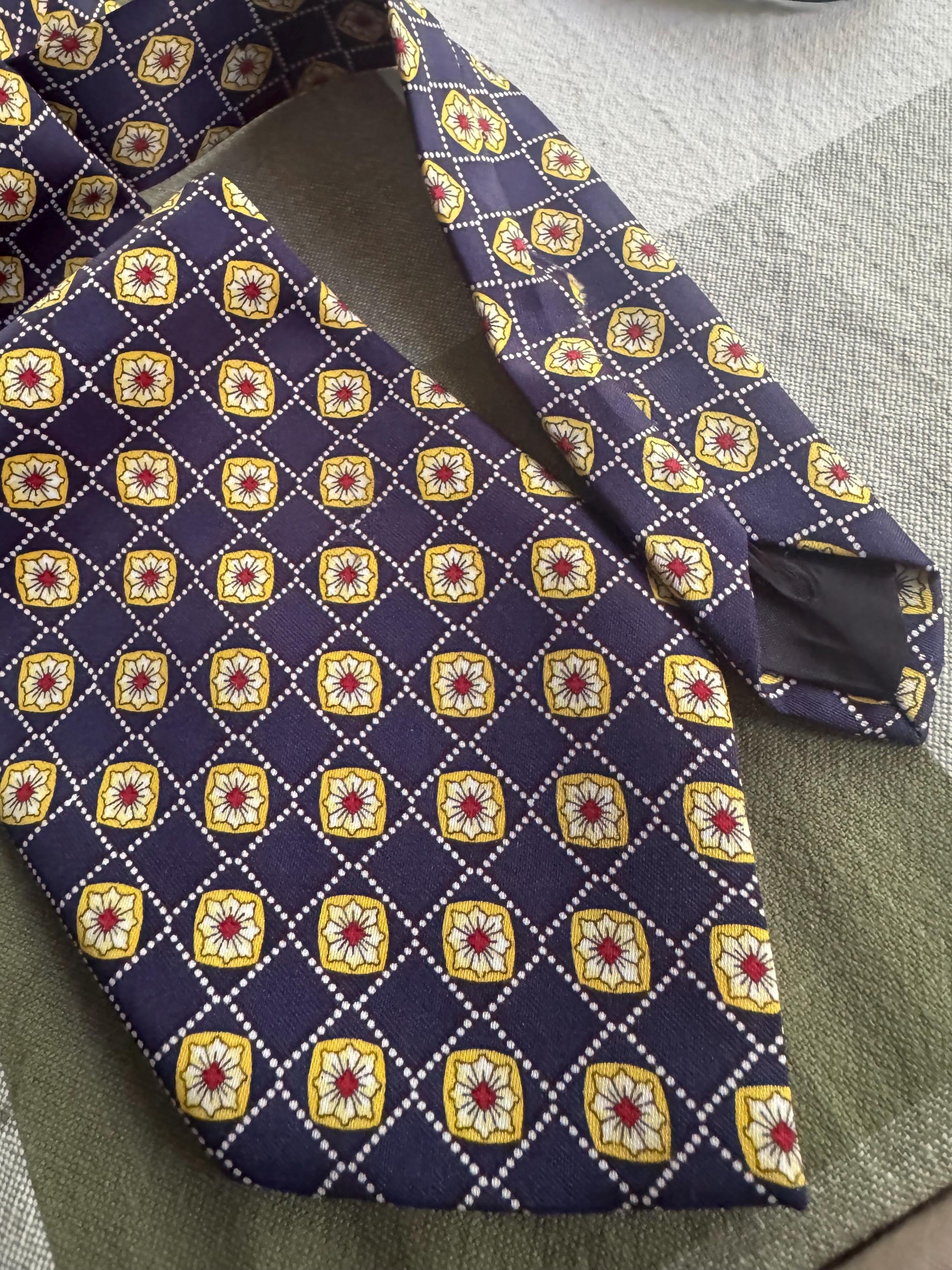 Vintage Unbranded Silk Style Necktie – Navy Geometric Medallion Pattern