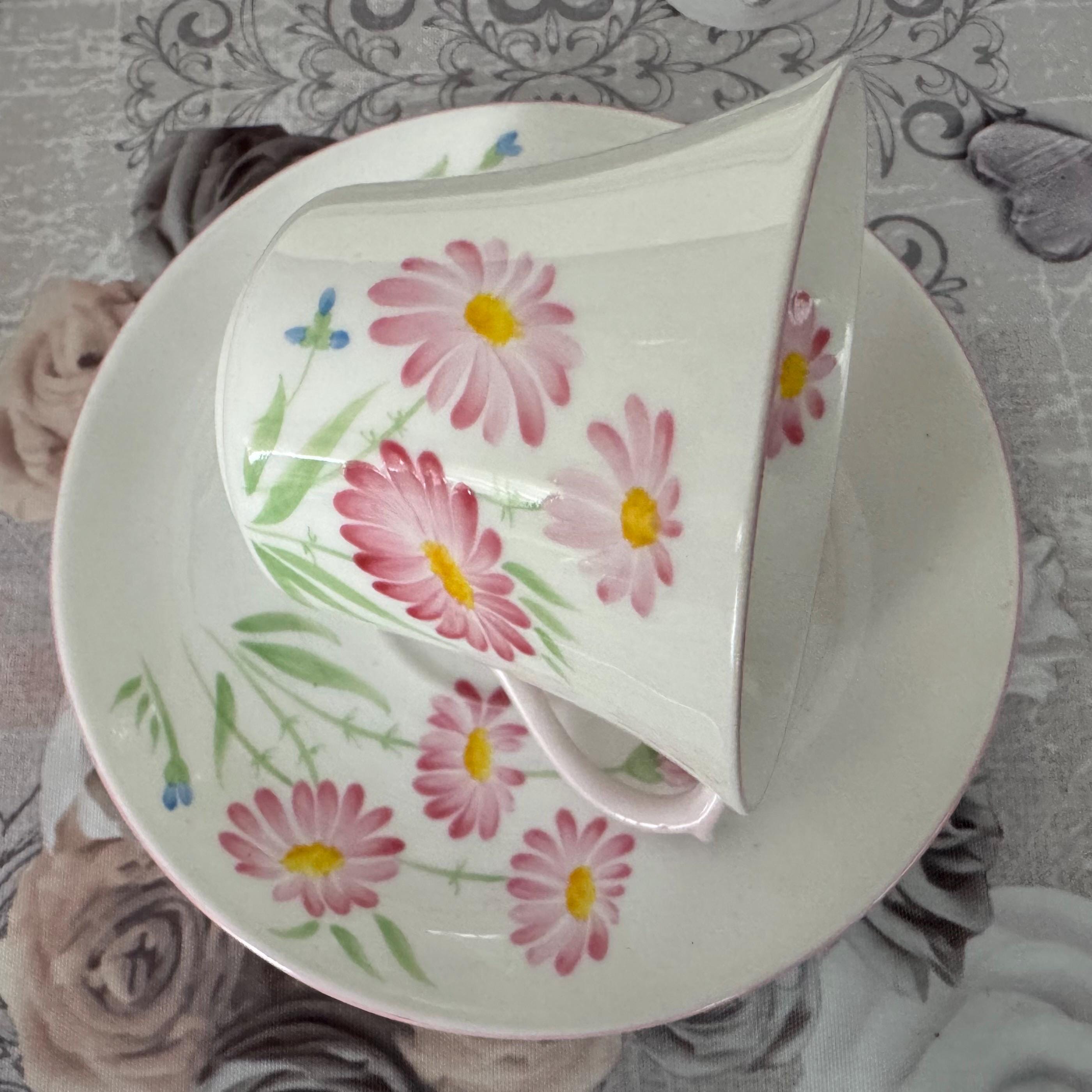 Rare Shelley England Teacup & Saucer – Pattern T2384 – Warwick Shape – Gold Trim – 1945–1966