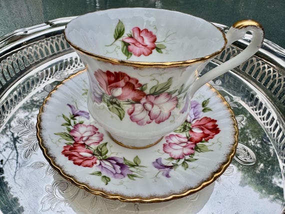Vintage Paragon Fine Bone China Teacup & Saucer – Sweet Pea Floral – Gold Rim – England (1950-1959)