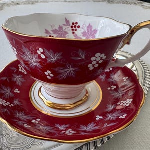 Royal Albert “Reims” Teacup & Saucer – Chateau Series – Ruby Red, Grape Motif immagine 8