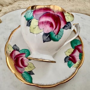 Vintage Queen Anne Bone China Teacup & Saucer – Hand-Painted Roses with Gold Rim bild 4