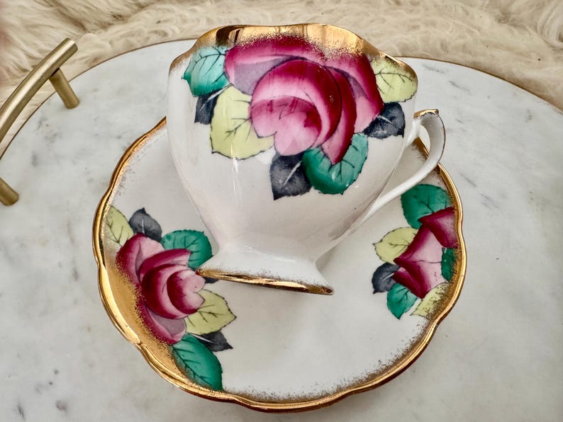 Vintage Queen Anne Bone China Teacup & Saucer – Hand-Painted Roses with Gold Rim bild 4