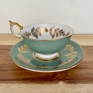 Vintage Aynsley Bone China Cup & Saucer – Pattern 14226 – Sage Green with Gold Leaf – England bild 2