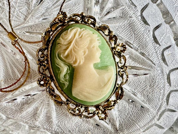Vintage Cameo Brooch Pendant – Green Ivory Lady Profile, Ornate Gold Frame, Adjustable Necklace