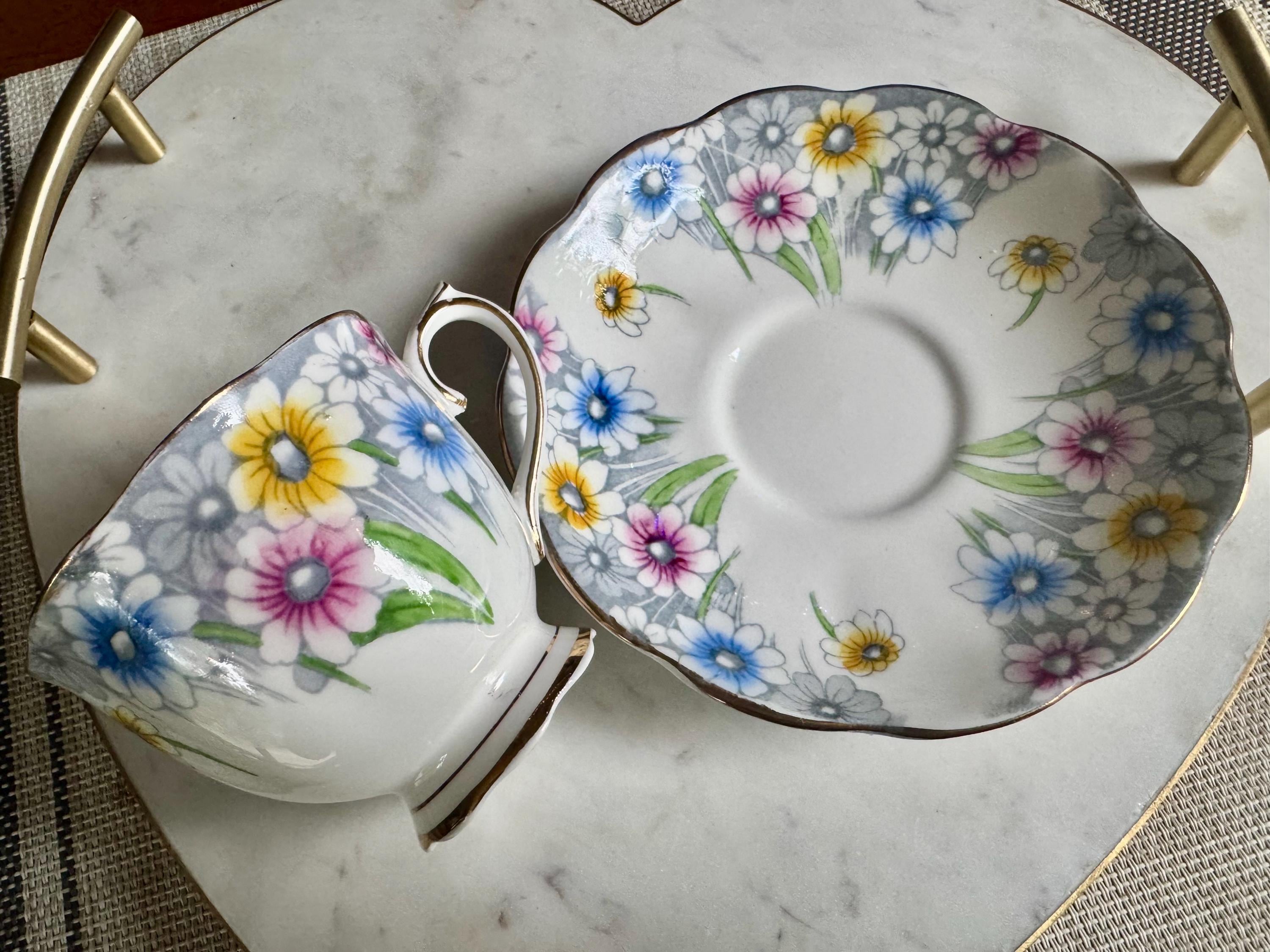 Royal Albert Bone China Teacup & Saucer – “Maryland” 1724 – England – Colorful Daisies
