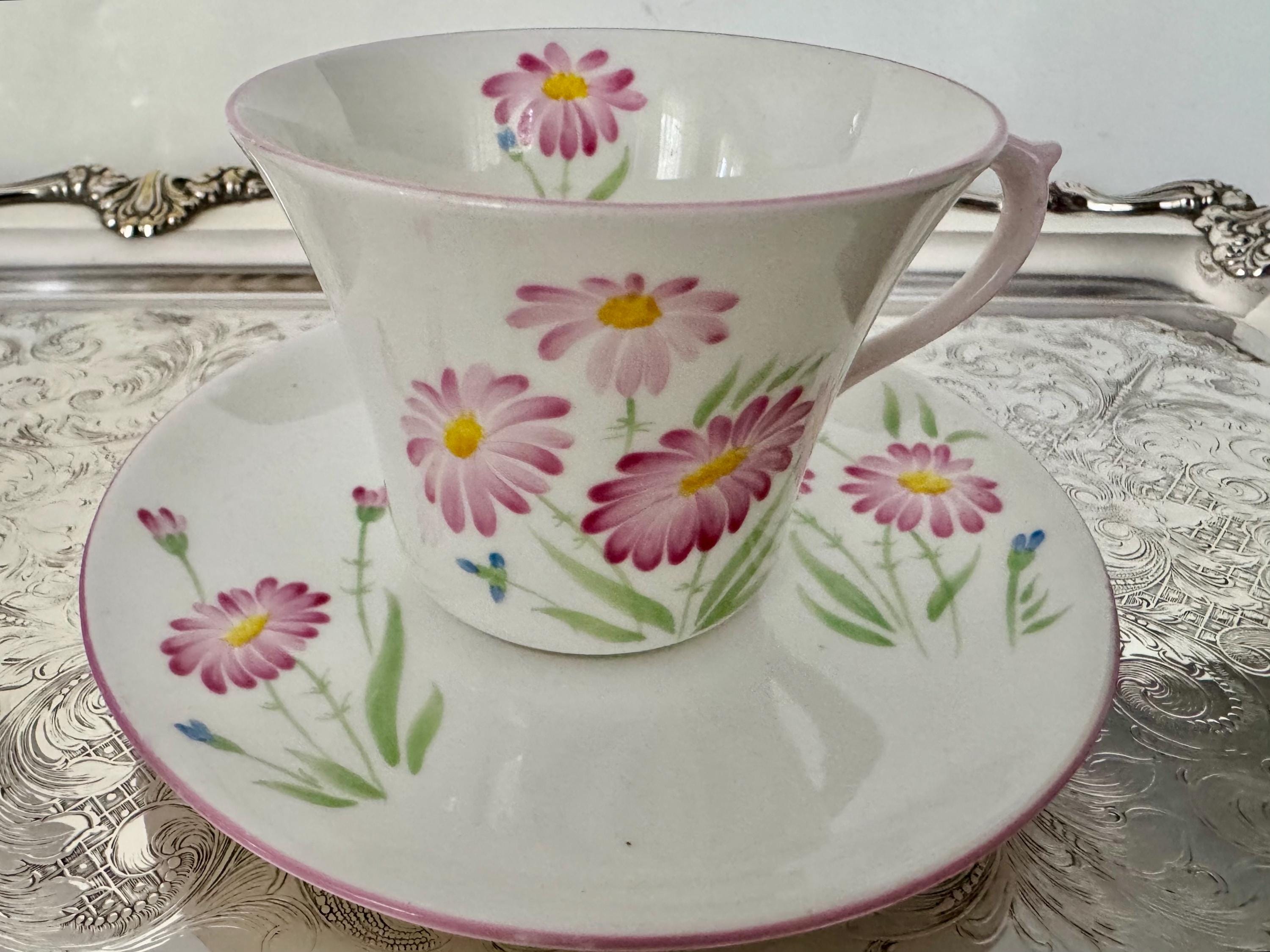 Rare Shelley England Teacup & Saucer – Pattern T2384 – Warwick Shape – Gold Trim – 1945–1966