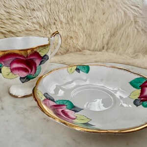 Vintage Queen Anne Bone China Teacup & Saucer – Hand-Painted Roses with Gold Rim bild 6
