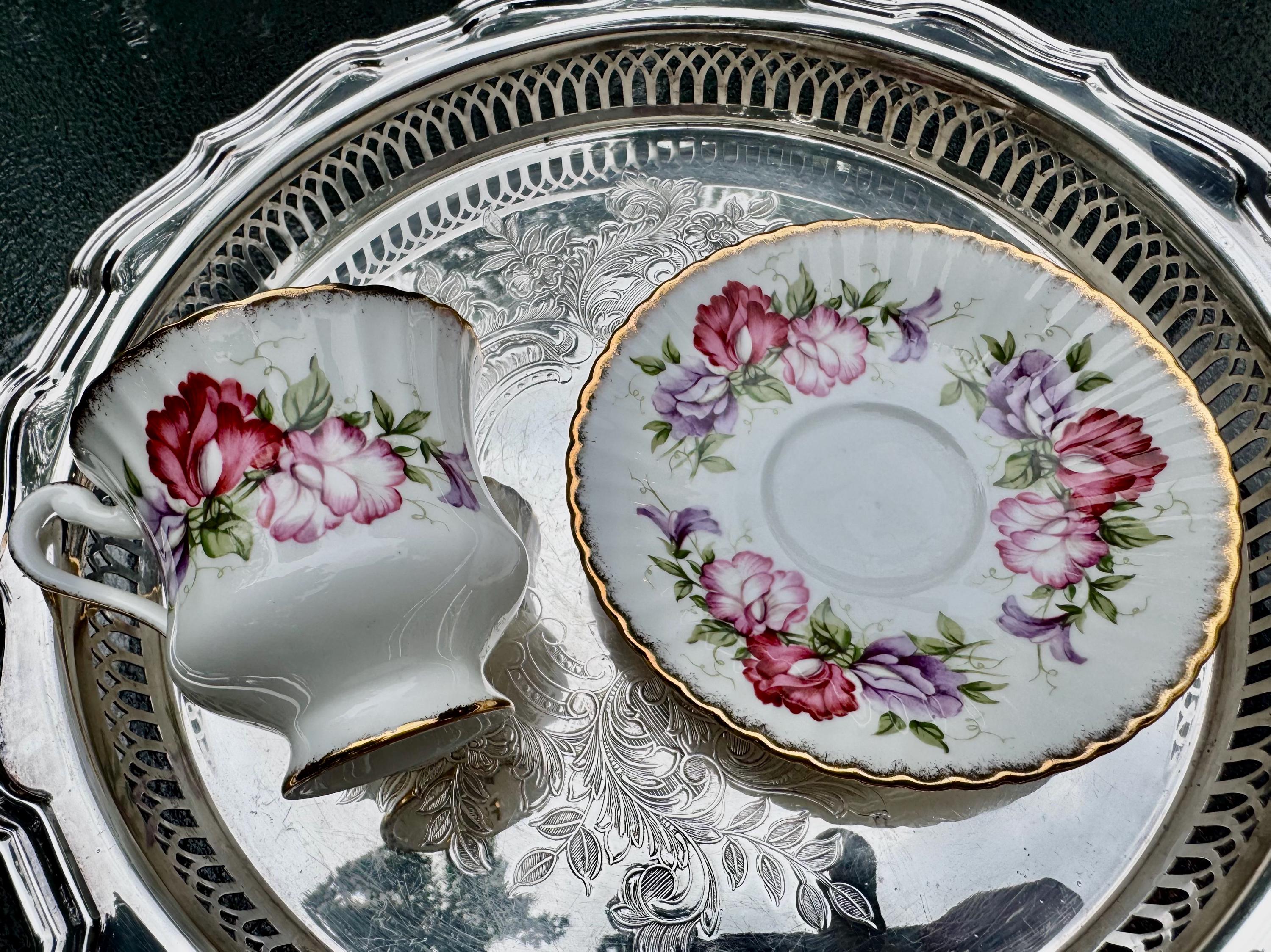 Vintage Paragon Fine Bone China Teacup & Saucer – Sweet Pea Floral – Gold Rim – England (1950-1959)