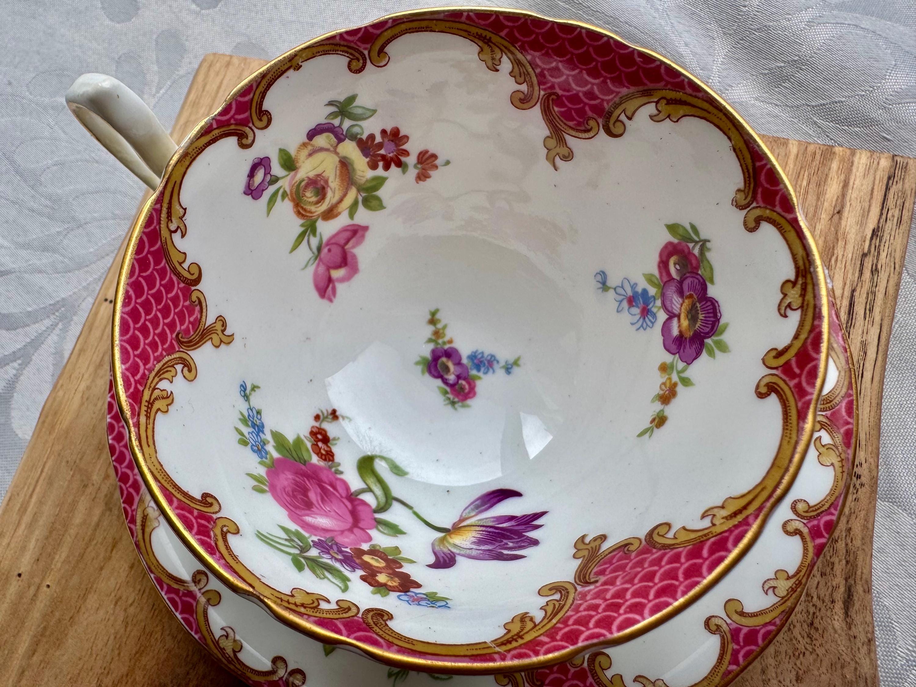 Vintage Aynsley Teacup & Saucer – Pattern B971 – Pink Scale Border Floral Interior – Made in England