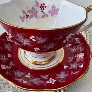 Royal Albert “Reims” Teacup & Saucer – Chateau Series – Ruby Red, Grape Motif immagine 6